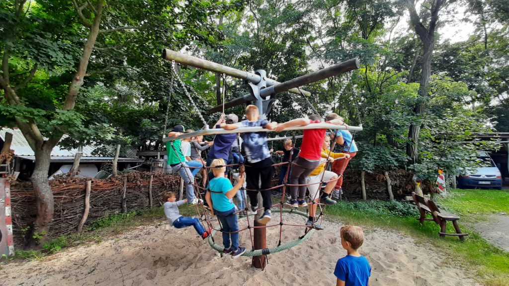 Jungen auf einem Klettergerüst
